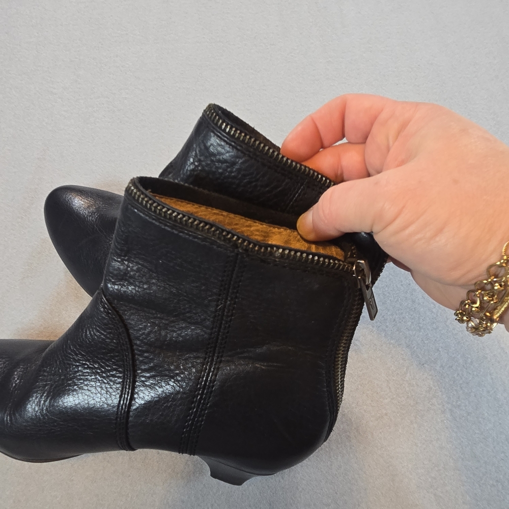 Frye Ankle Boots Women 6M Black Leather Kitten Heel Back Zip Pointed Toe - Picture 6 of 12